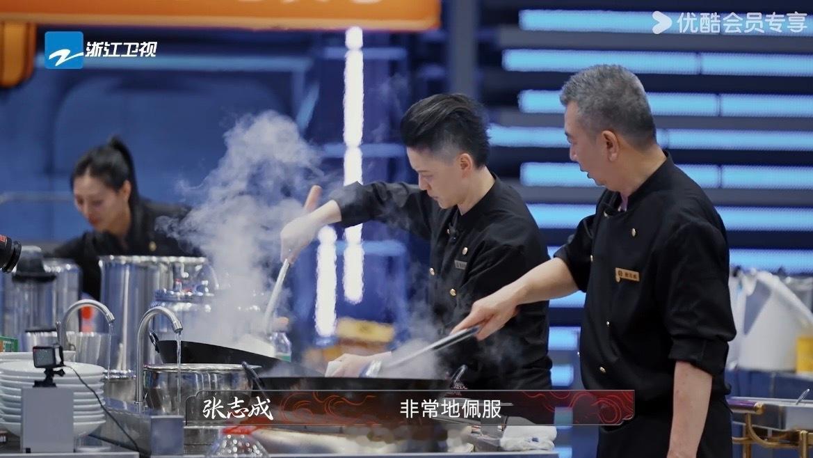 谁说女生不能颠锅我第一个反对炙热游戏百厨大战 秦卓男用锅底的火光点燃女性职业道路