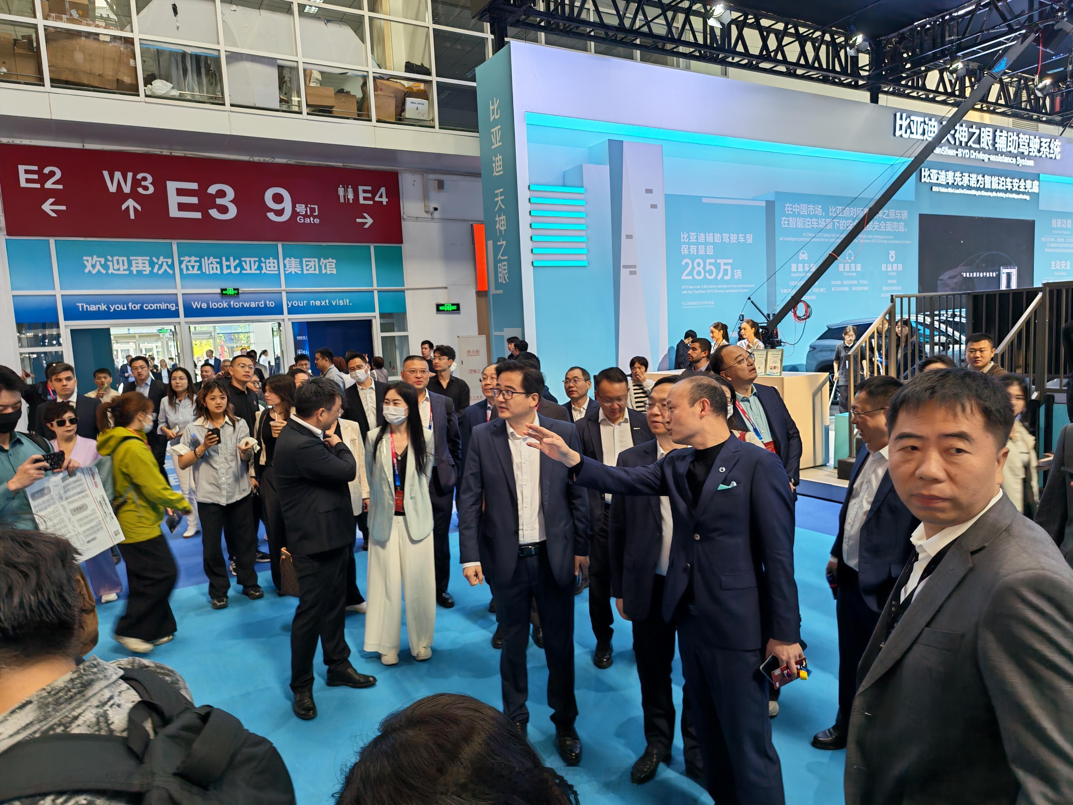 北京车展开始，一进门马上看到船夫哥和一帮总经理们今天比亚迪有几台全新车，腾势Z，