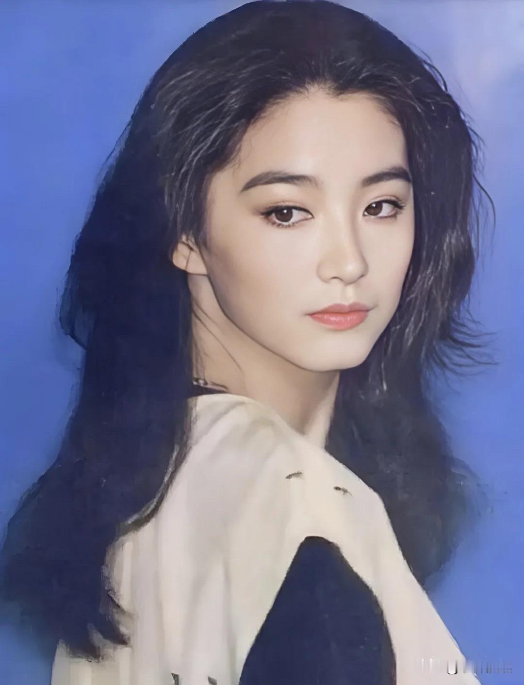 林青霞：华语影坛的传奇女星。
1，出道即巅峰：18岁出道便是女主角，短短两年时间
