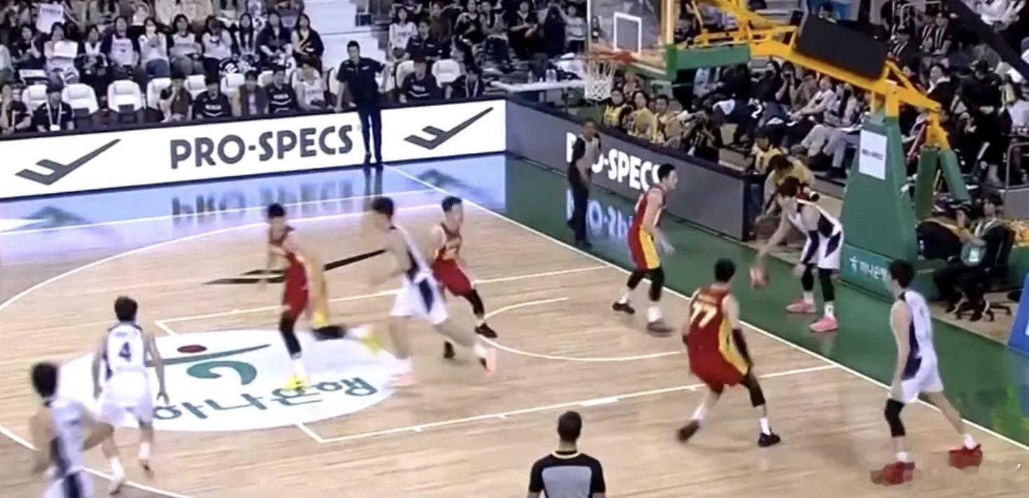 中国男篮对阵韩国两连败男篮我们曾经是亚洲第一，谁都不想跟我们分一组，现在跟男足一