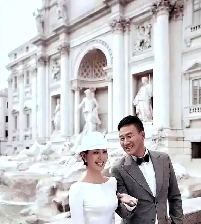 胡军老婆卢芳，也是国家一级演员，你敢信吗？

最近他俩又要一块儿演话剧《雷雨》了