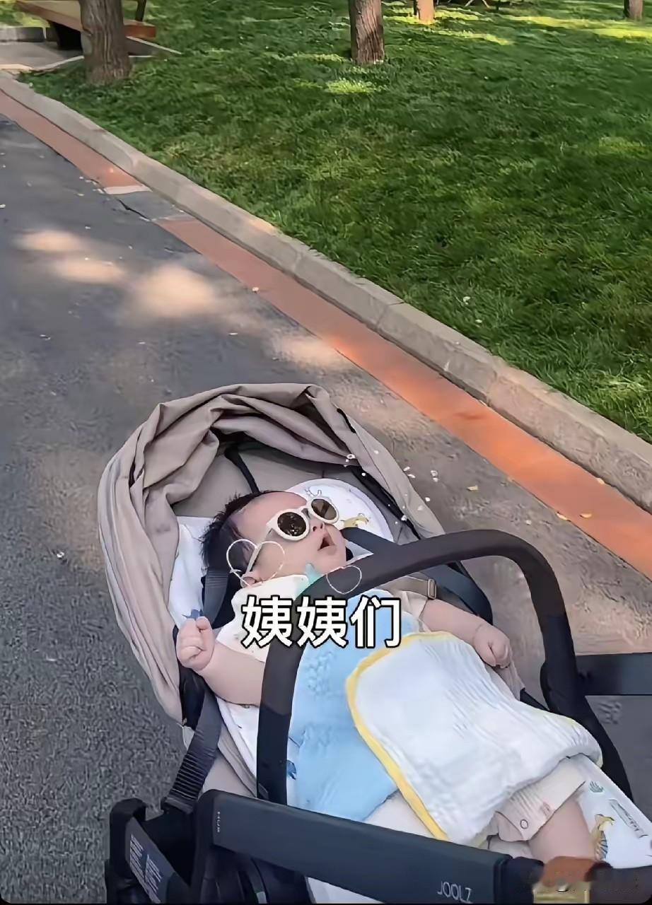 马筱梅晒娃我不奇怪

她出月子就依旧
超短裙我也不奇怪

我奇怪的是找的哪个
?