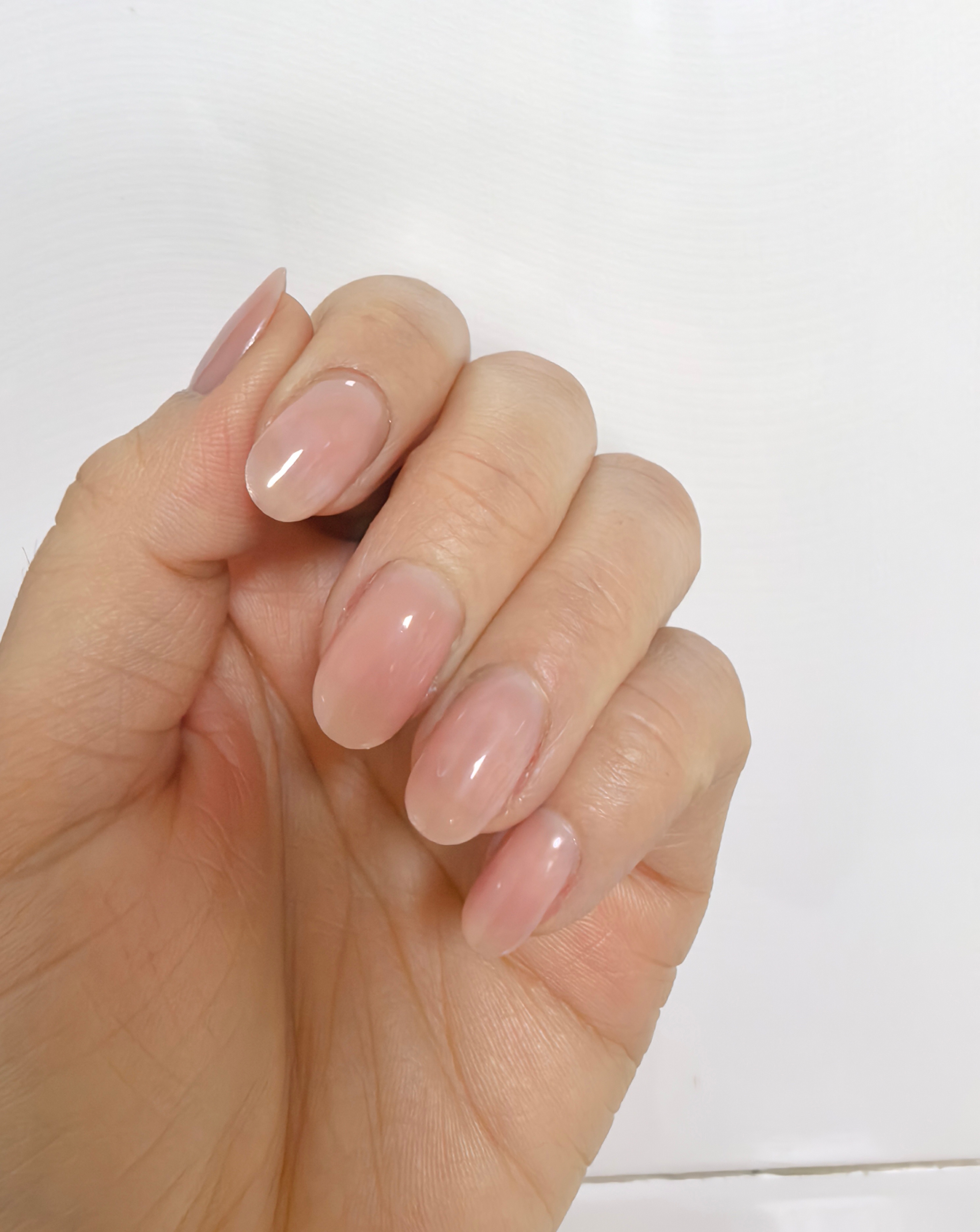 好久没自己做指甲了心血来潮把我的美甲箱搬出来练练手的，的确手生疏了胶都溢出去了～