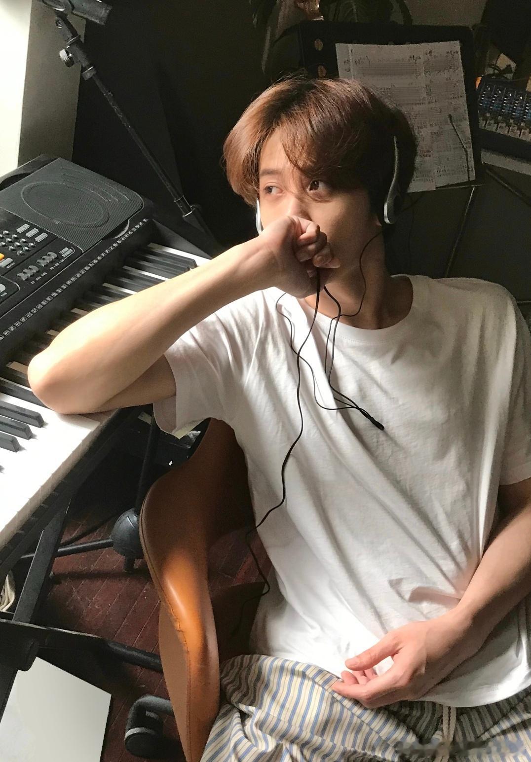 檀健次 INS 风营业，超绝家居男友感啊