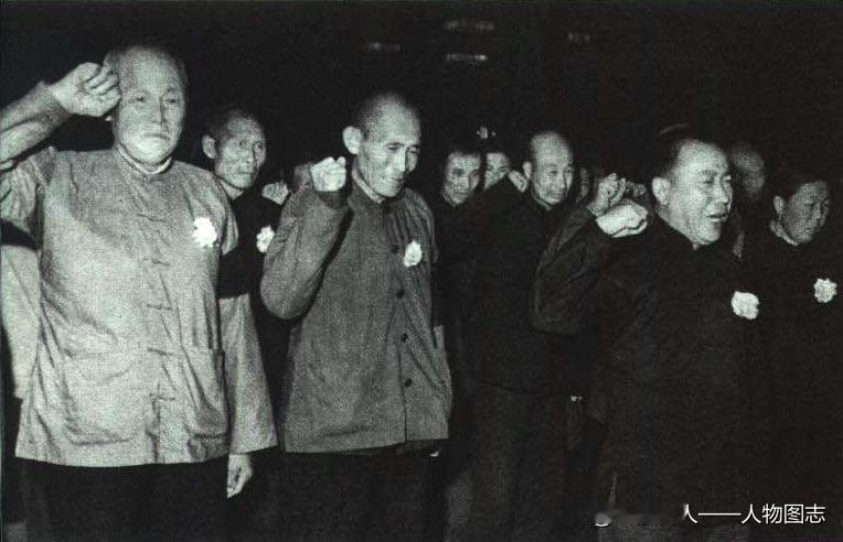 1976年9月首都农民在瞻仰毛主席遗容时，庄严宣誓:一定要继承毛主席的遗志，永远