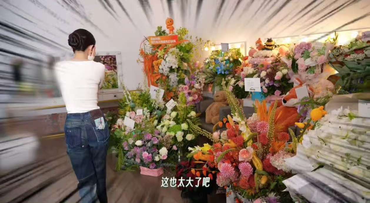 杨幂生日品牌方送的花杨幂生日收到的花花已经能放满一个屋子了，商务女王名不虚传。杨