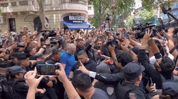 米莱的执政水平如何，不评论。但是他在阿根廷大街上还是真受欢迎，他也不避讳、不忌惮