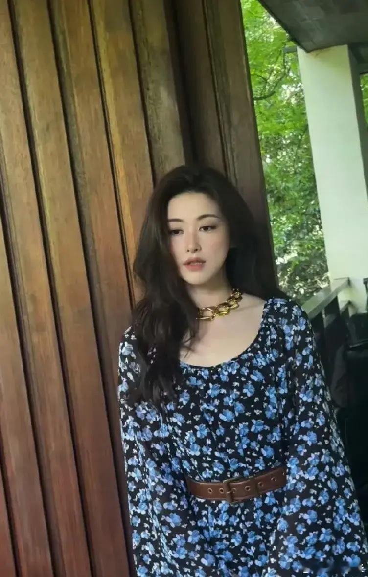 这就是标准的女人20，30，40吧！今天朱珠、杨紫、任敏参加同一品牌活动，品牌方