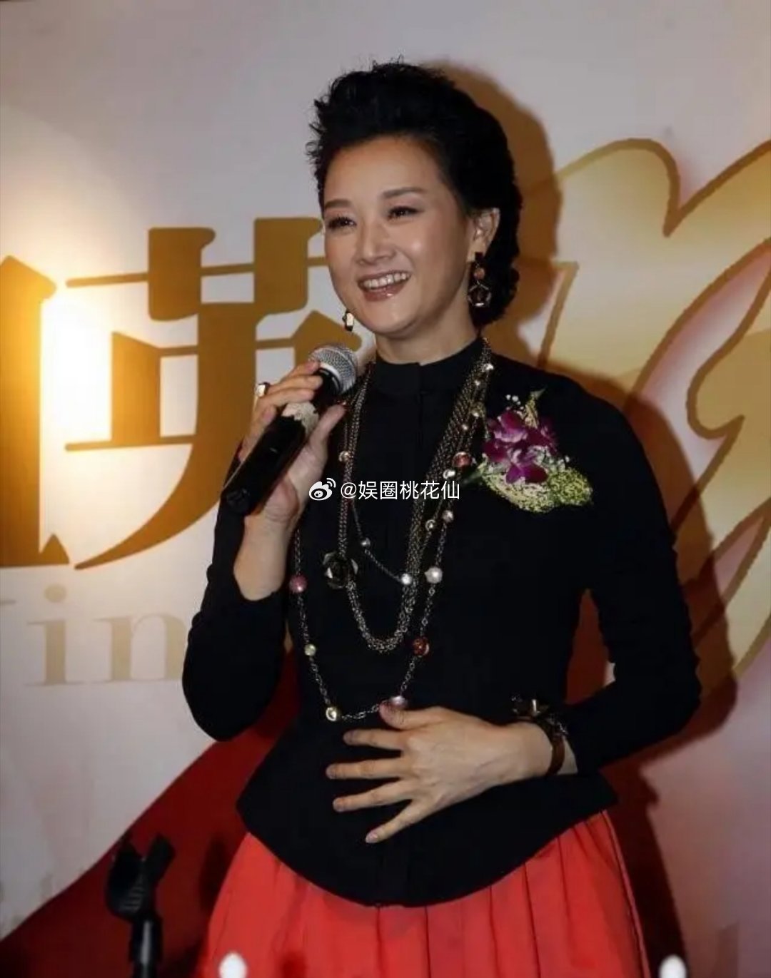 宋祖英身穿黑衣红裙现身街头参加活动，神采奕奕，身形略微发福 