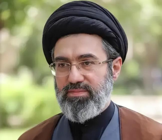 中东局势彻底爆发！美军的地面部队眼看就要出动了，结果伊朗最高领袖来了个“只闻其声