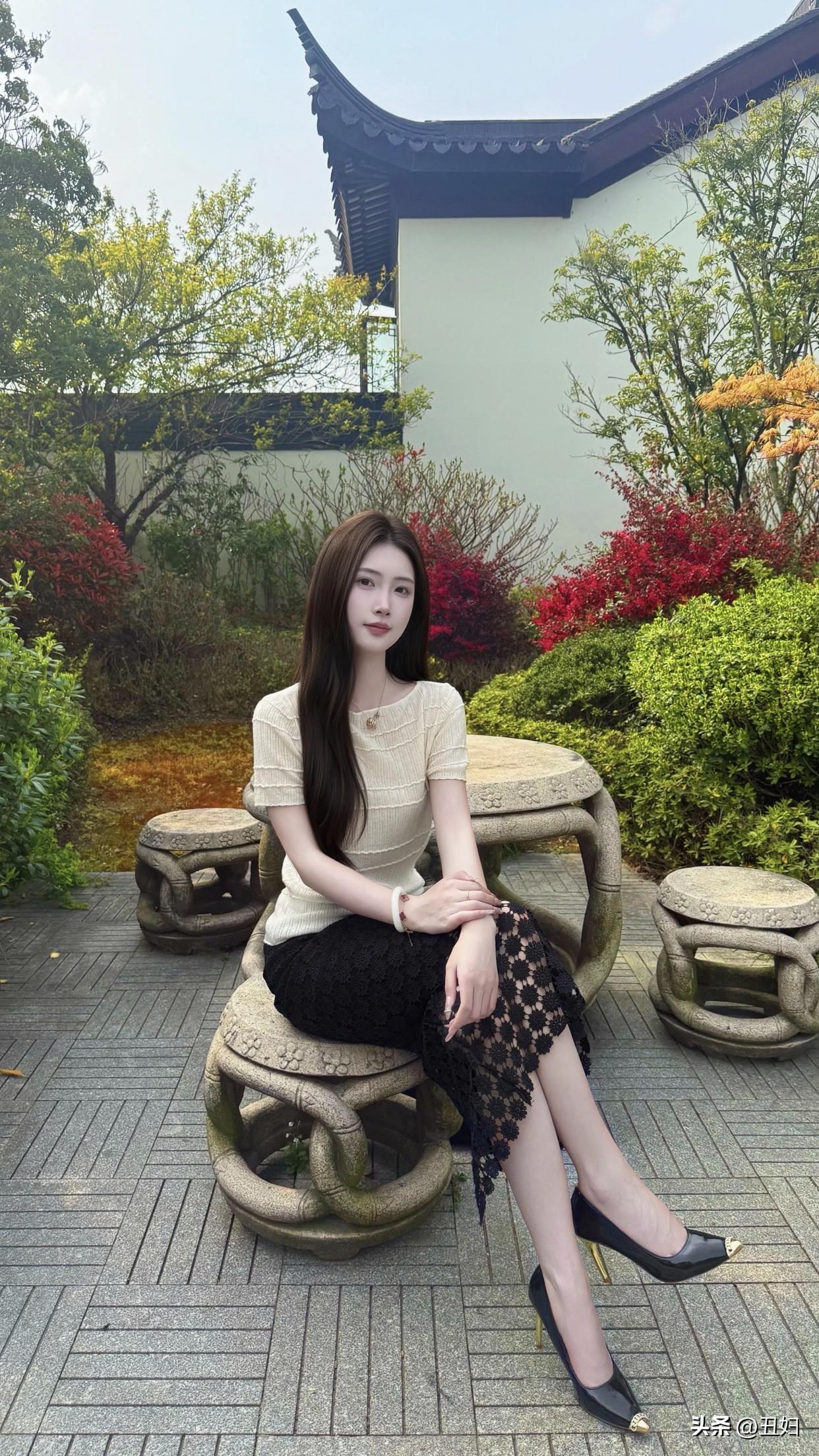 女人怎样穿搭，更显气质上白下黑白色衬衫干净，黑色A字裙遮胯显瘦、拉高腰线，职场通