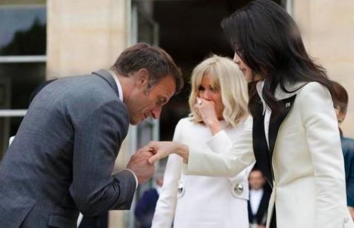 马克龙妻子布丽吉特的表情是什么意思呢？
布丽吉特看向马克龙的眼神中包含什么含义呢