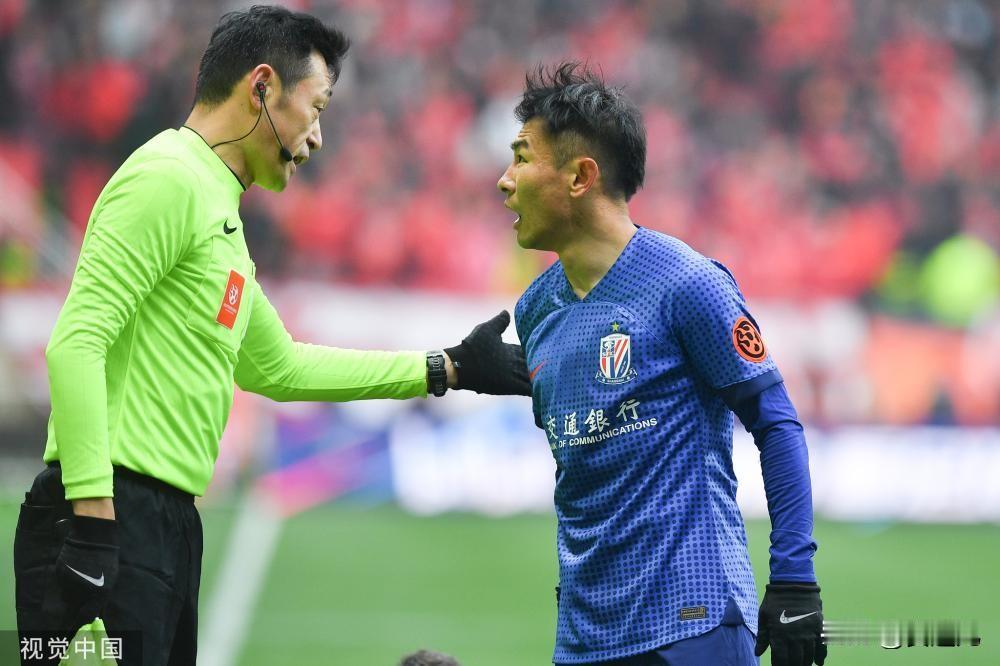 超级杯-申花1-0十人海港平夺冠纪录
北京时间2月25日，2024中国超级杯，上