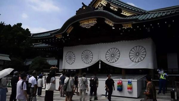 日126名议员集体参拜靖国神社高市早苗向靖国神社献祭品 据日本媒体报道，126名