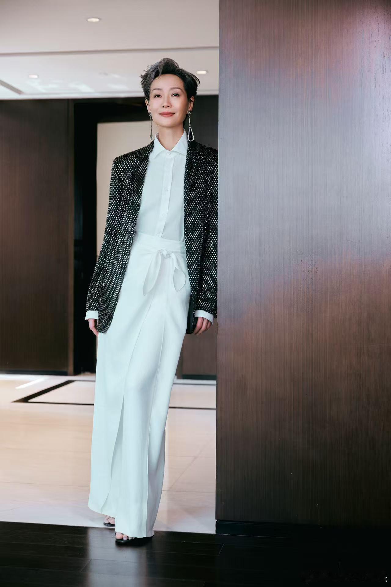 叶童儿时歌星梦实现了 从演戏到唱歌，叶童勇敢追着小时候的梦，新歌一上线就满是真诚