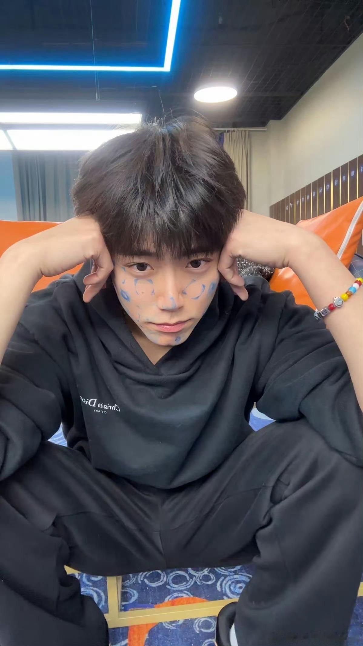 李卿杭州大屏排面李卿拿下杭州西湖超大巨屏应援，三千平亚洲第一大屏铺满名字，路人游