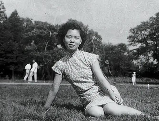 1941年一天深夜，戴笠把他的秘书周志英抱到了床上，两人一番激情过后，周志英依偎