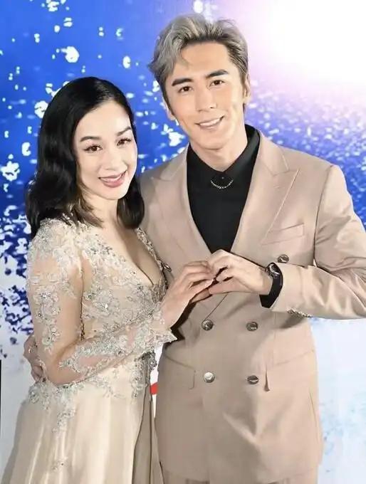 惊爆！钟丽缇张伦硕合体亮相，裸色裙尽显性感，老公帅气时髦超吸睛