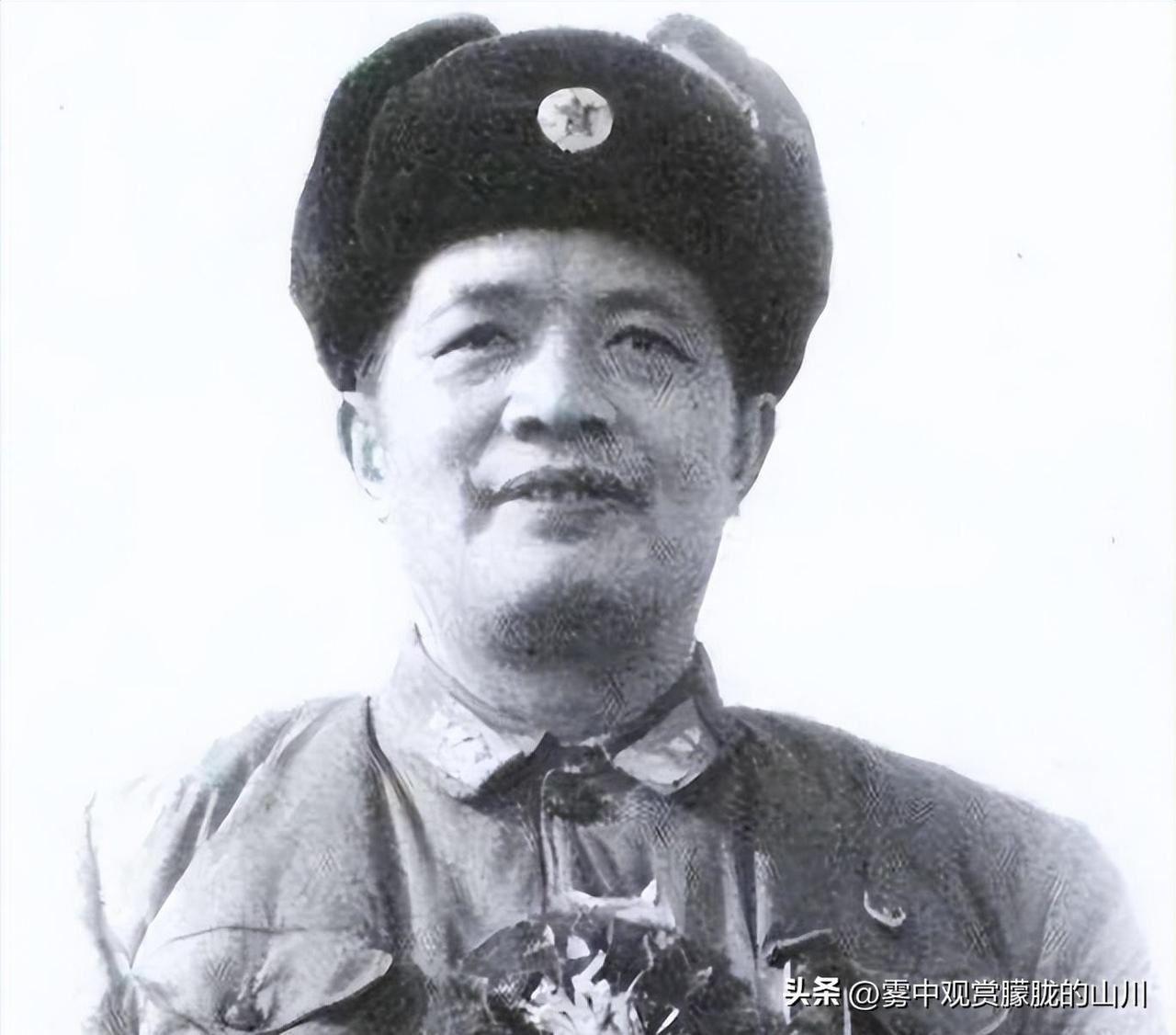 1936年，红四方面军翻越雪山后，时任师政委的李中权正在休整。他抬眼一望，整个人