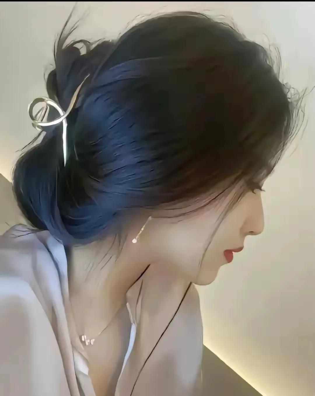 可爱的女人是内外兼修的气质美人，她们既有纯真灵动的外在表现，又有温暖坚韧的内在品