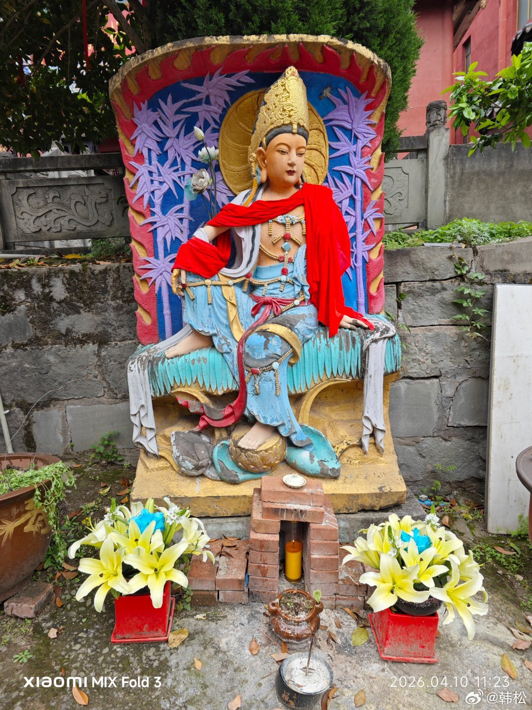 今年四月去四川达州，访问西圣寺，现补记录。西圣寺在达州城外凤凰山。院中有亭阁，有