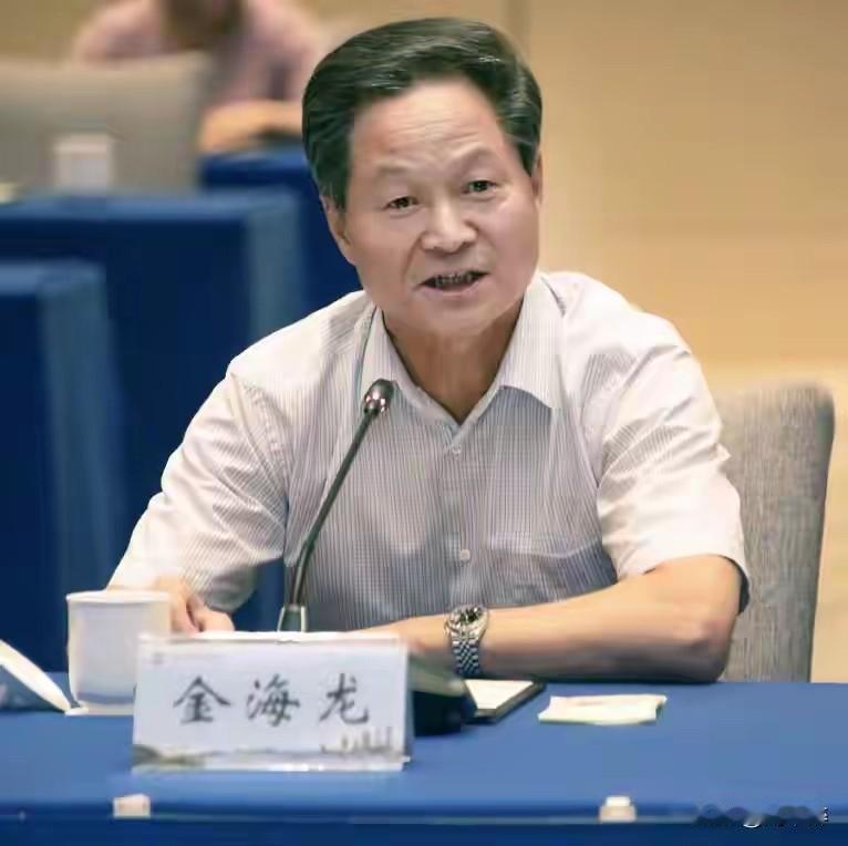退休10年！苏州市政协副主席金海龙被查！
金海龙是土生土长的苏州人，从工人到团干