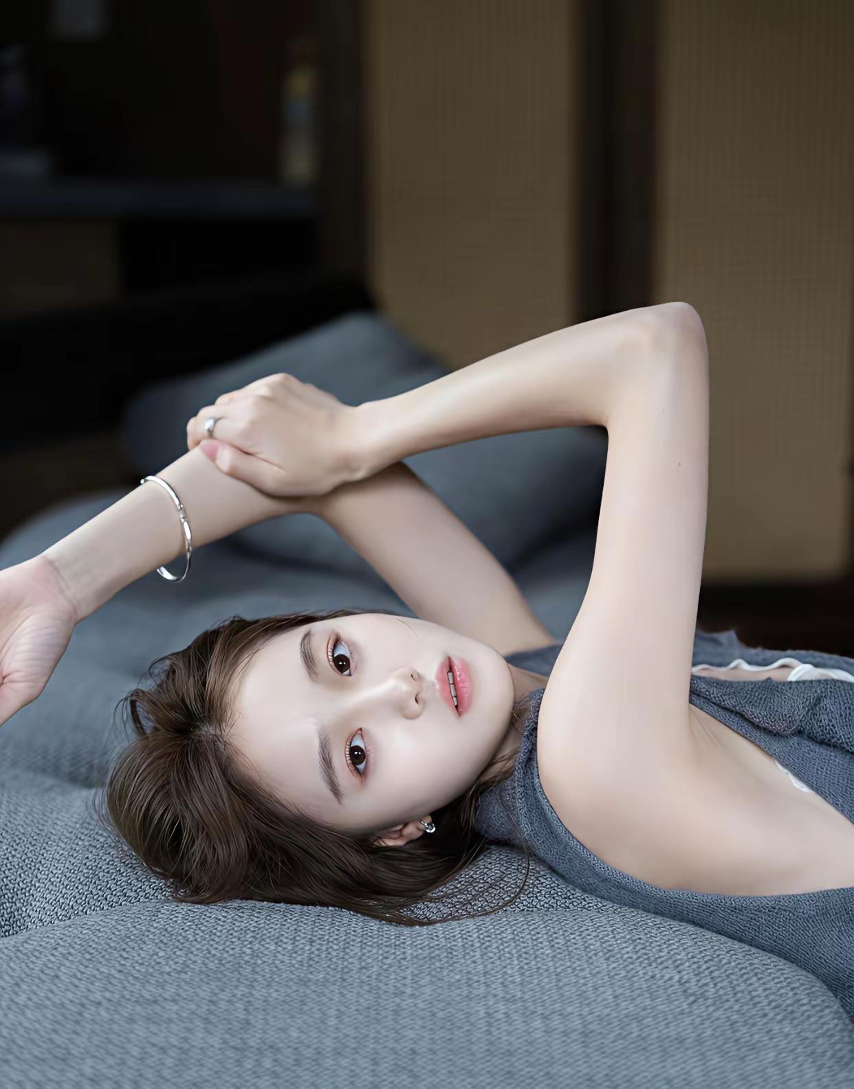 慵懒午后，少女沉思女人这辈子可以靠谁？ 穿白色连衣裙的女孩是不是更好看