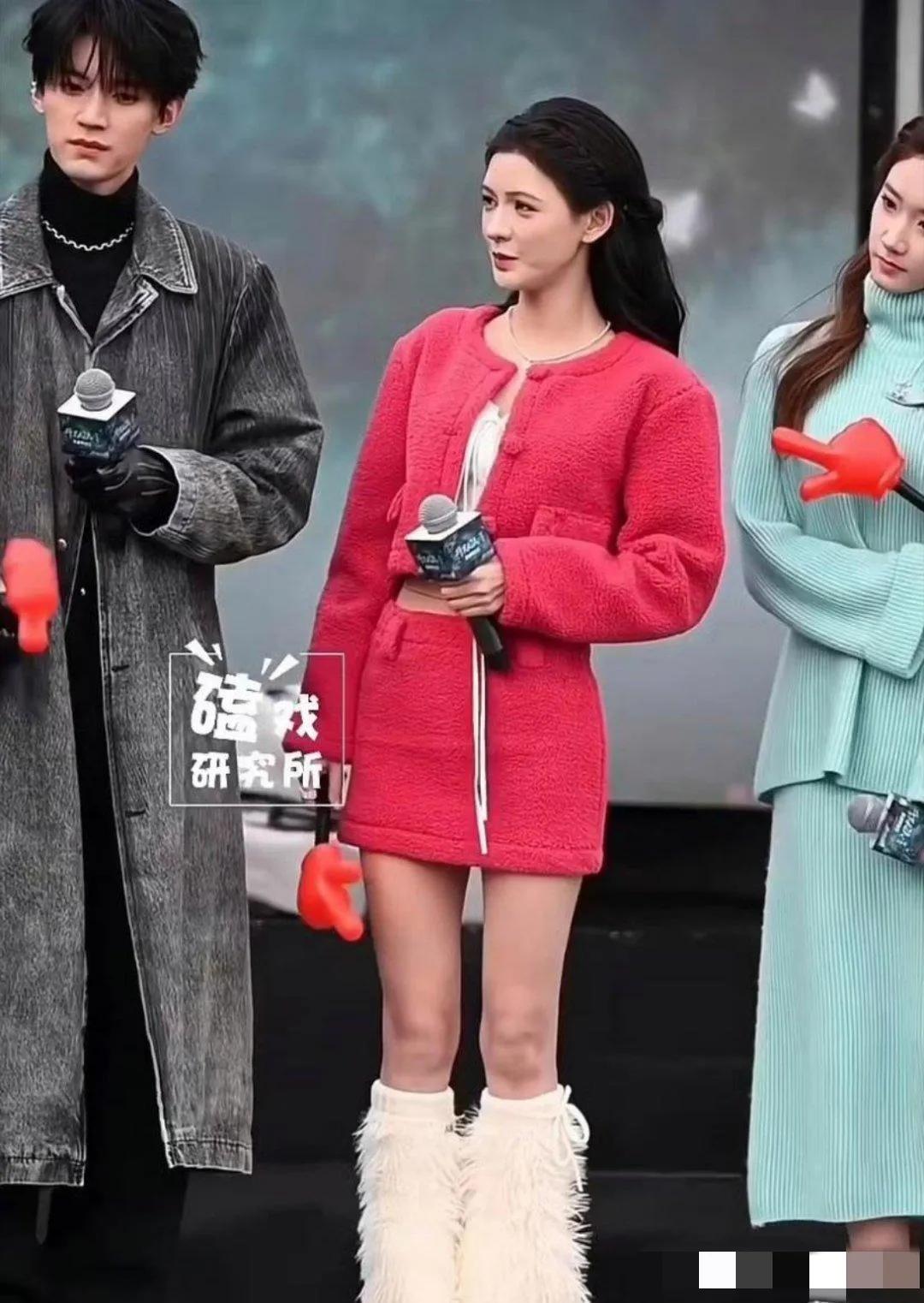 对自己不狠，当不了明星！张予曦腿都冻得不成样了！仔细看看，大腿都冻成啥了。都泛青