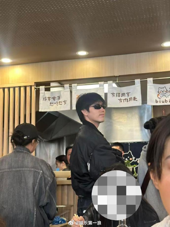 法国吃麻辣烫偶遇陈飞宇被陈飞宇比耶了 网友在法国吃麻辣烫偶遇了陈飞宇，阿瑟看到镜