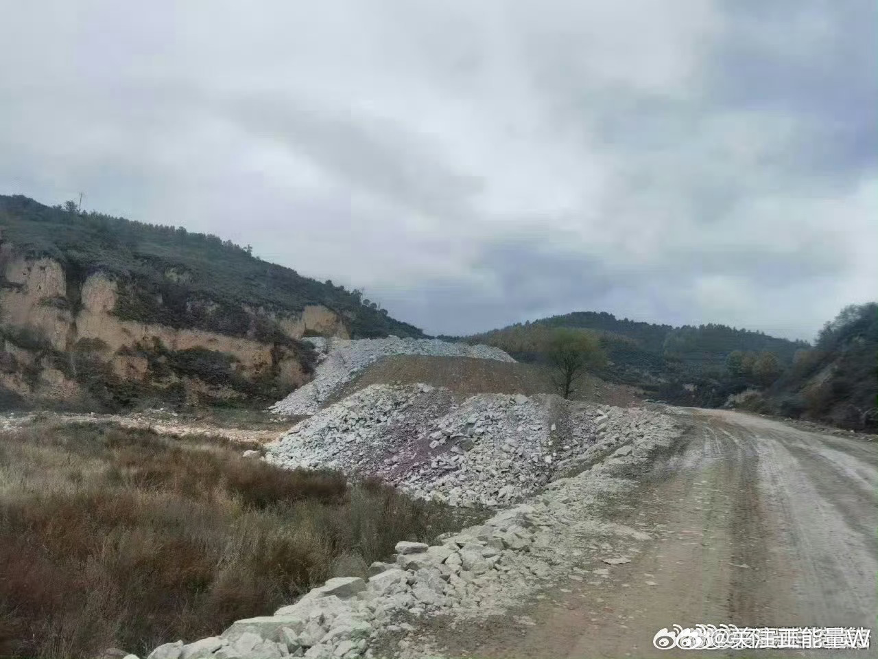 山西省吕梁市离石区信义镇牛家岭村一石料场未批先建，破坏环境，来往车辆超载运输更是