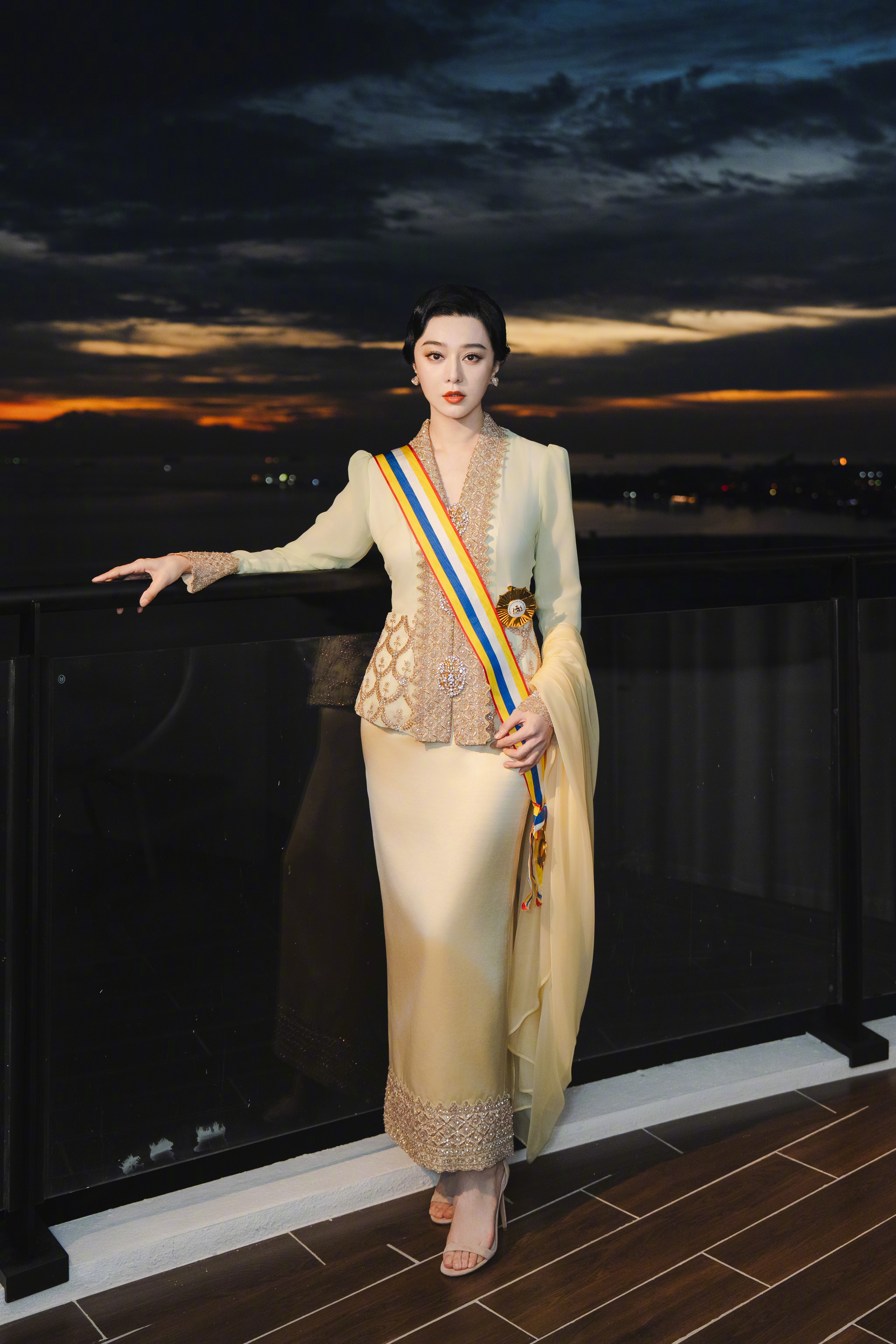 夕阳垂落海岸，碎金铺满海面，衣袂轻扬如流云拂过，身姿摇曳时宛若流水绕石，那份藏在