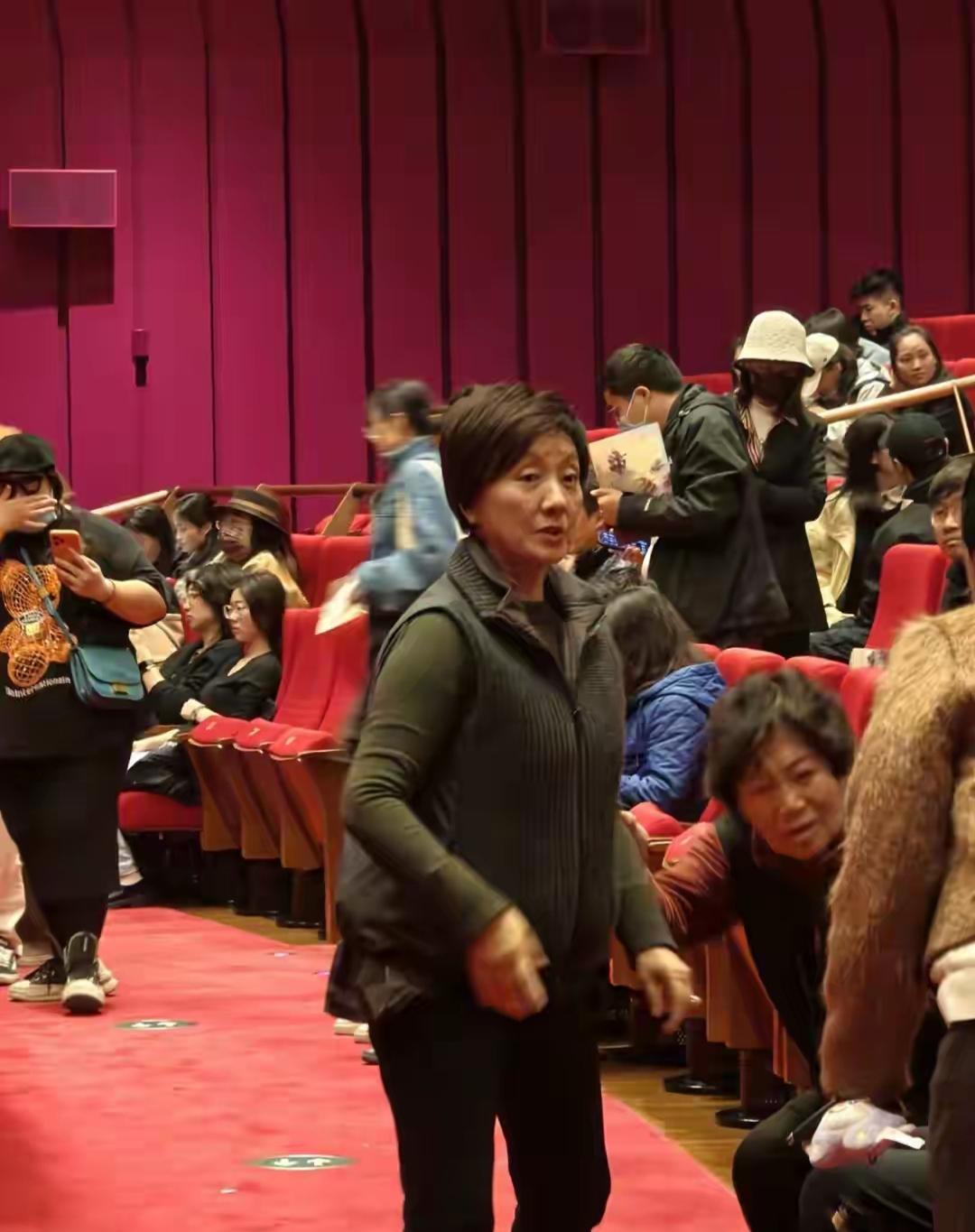 好久不见，邓婕老成这样了吗？

刷到邓婕近期的私下照片，我第一反应就是，她怎么老