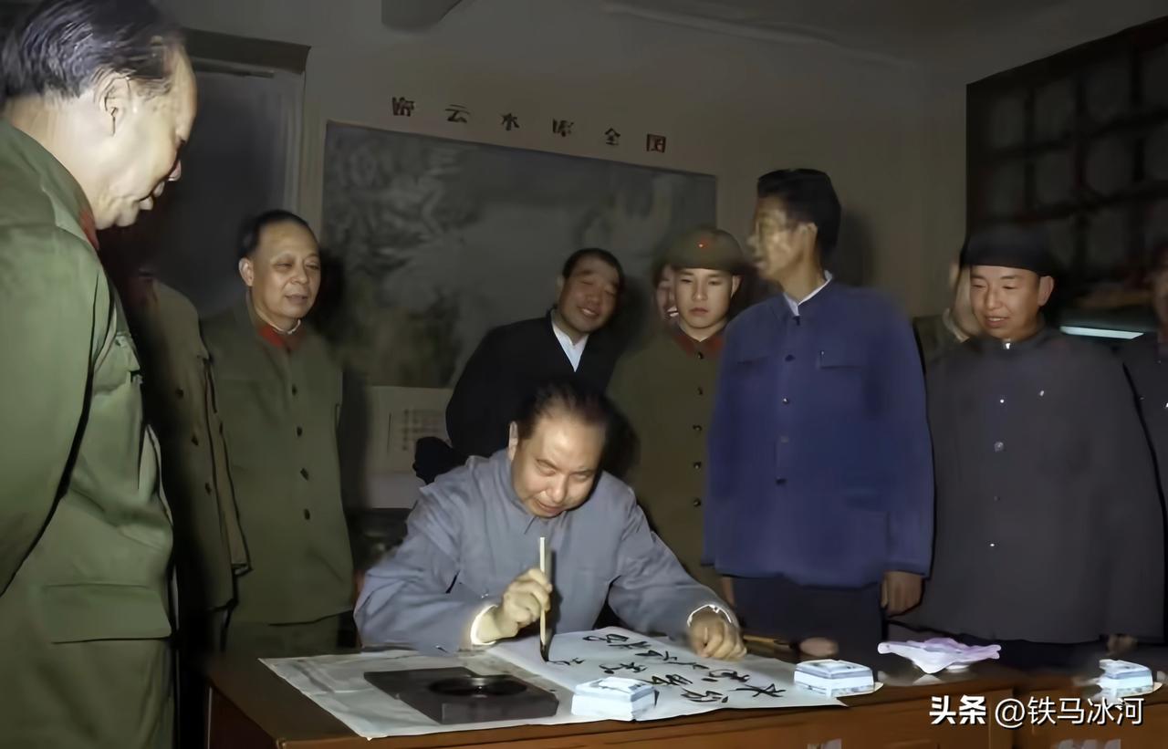 🍁70年代末，华国锋在汪东兴、陈永贵陪同下，视察密云水库，并题词：“密云水库”