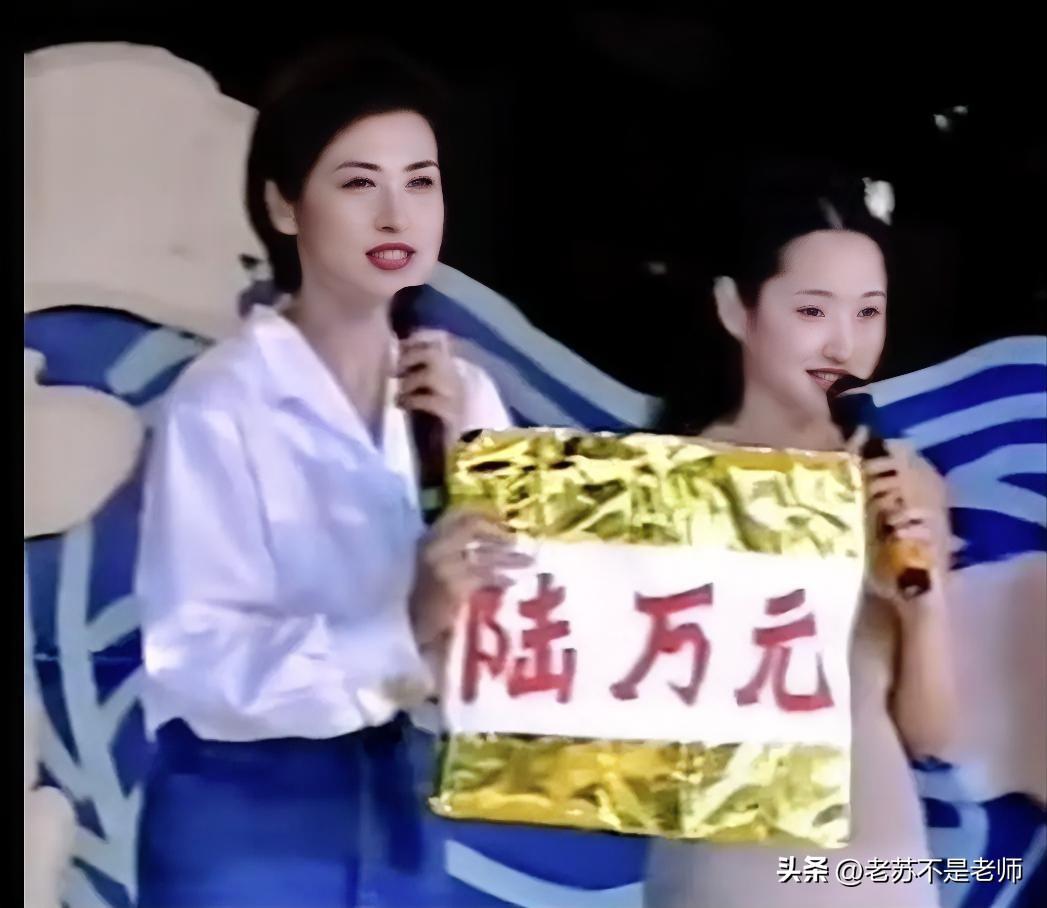 杨钰莹不但人美歌甜，而且特别有爱心。1998年江西发生特大洪灾，此时的杨钰莹，正