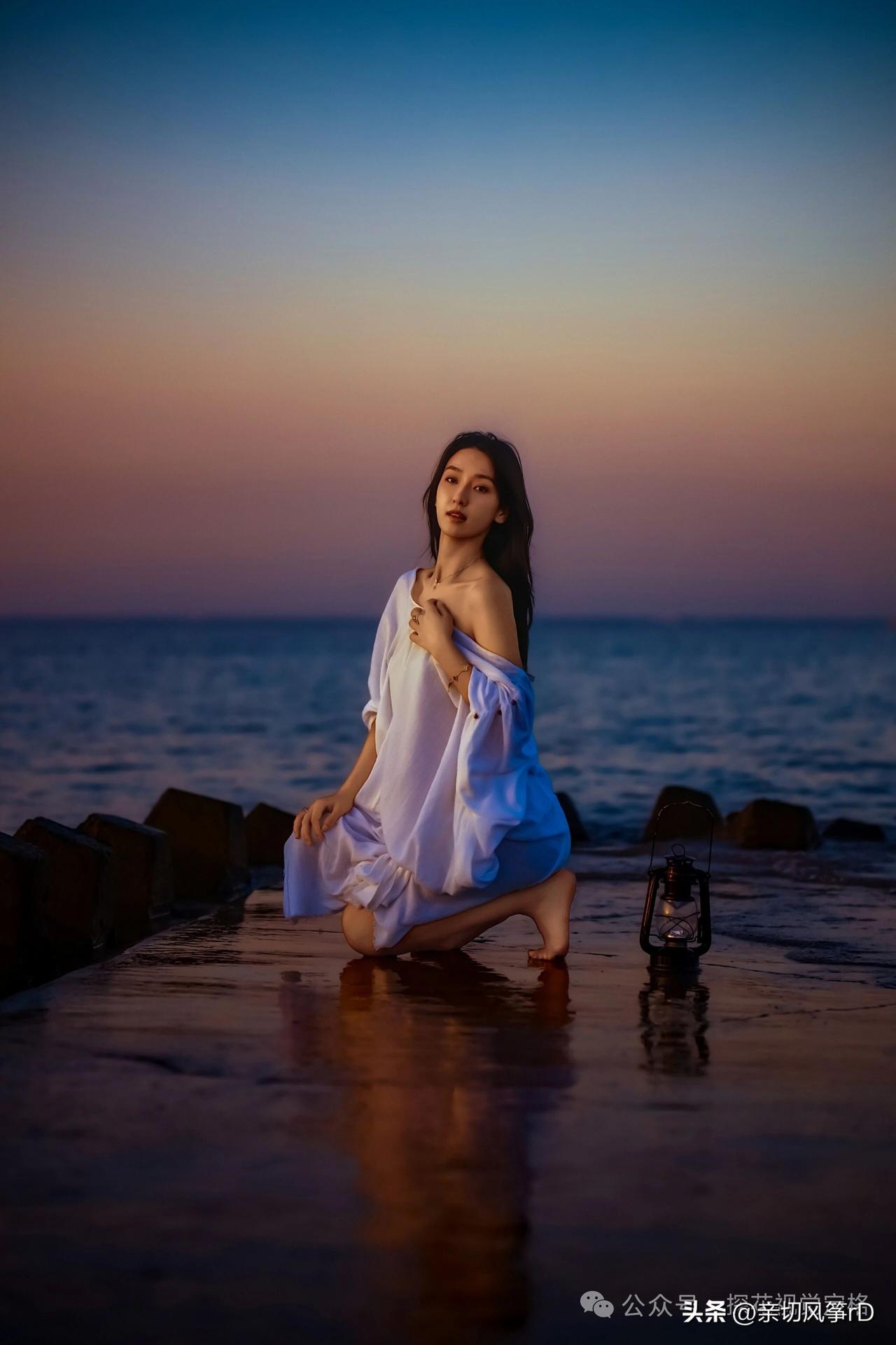 海边黄昏，那真是一段能让人沉醉的静谧时光。想象一下，一位身着白裙的女子，在海边漫