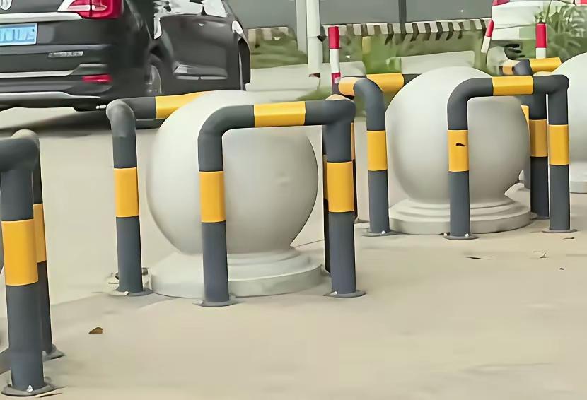 这是什么神操作？

这些年来，我们国内城市发展的越来越漂亮了，道路干净整洁，公共