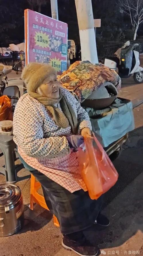 真的被济南这位82岁的奶奶狠狠戳中了！摆摊卖了10年鹌鹑蛋，就为了还清老伴治病欠