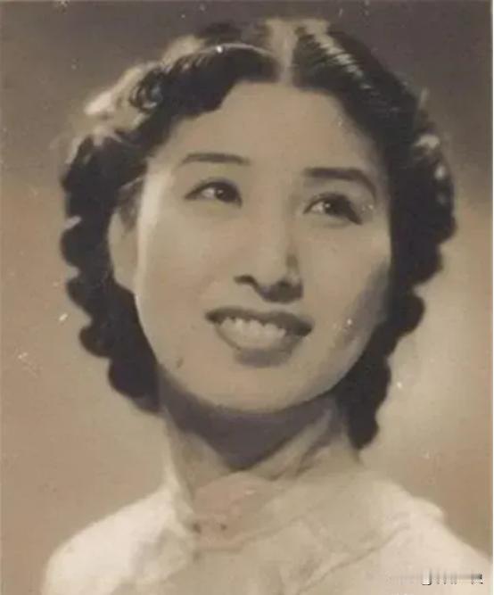 1940年深夜，郑苹如悄悄被押到小树林，特务看着她长得太漂亮了，实在是不舍得开枪