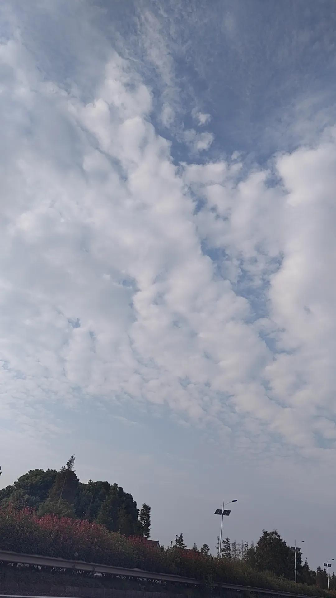 那片令人心动的天空之景

每当抬头望向那片浩瀚的天空，我总是会被它那无尽的美丽所