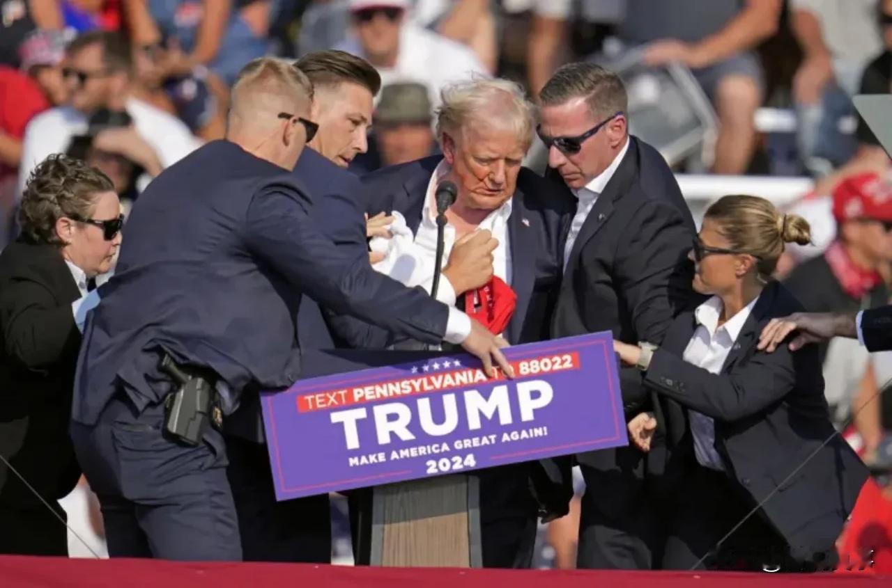 突发新闻
特朗普被子弹击中
就在刚刚！美国当地时间7月13日下午，美国前总统特朗