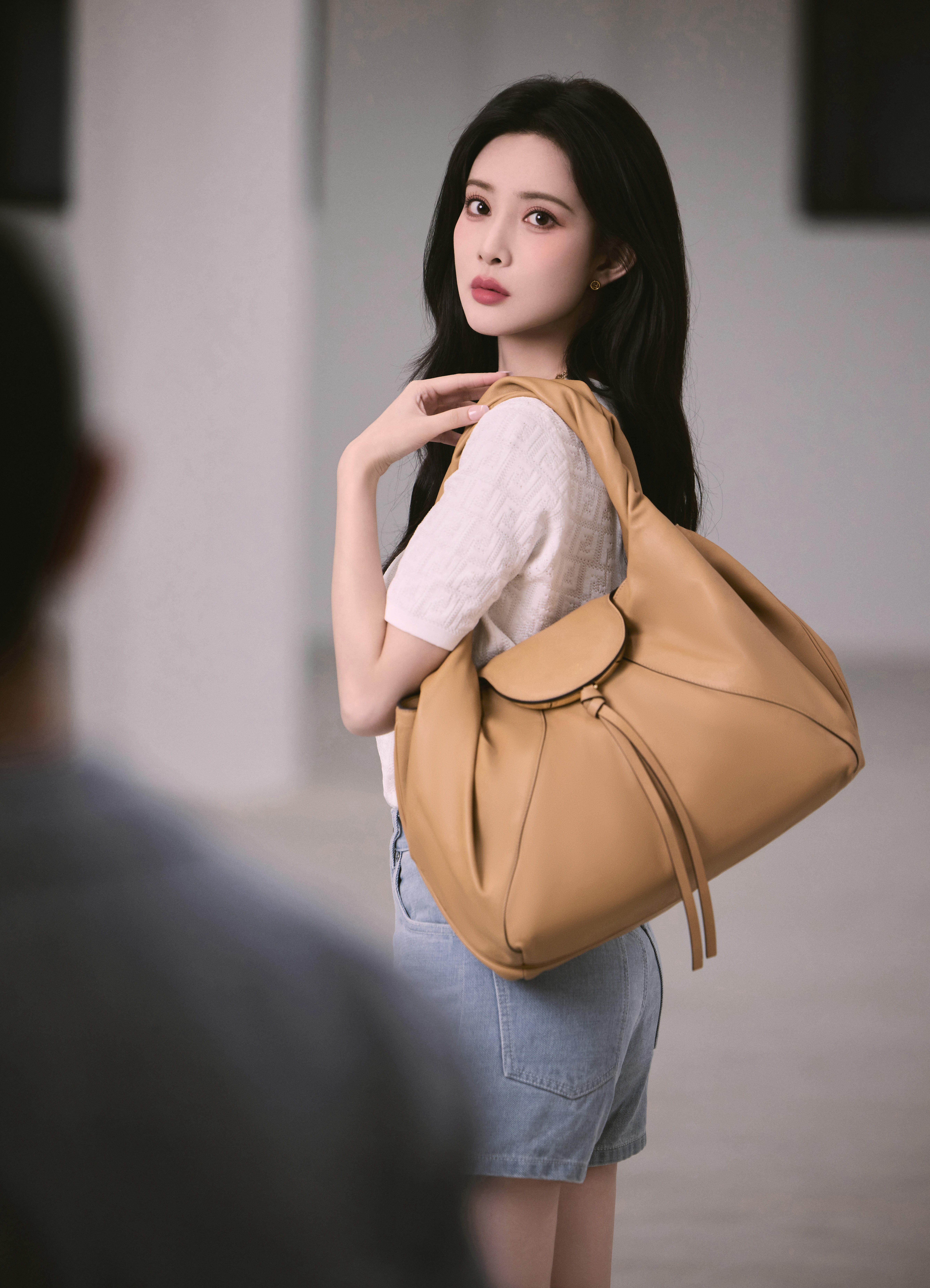 孟子义 × FENDI演员出镜 FENDI Spy Bag 全新大片，利落轻盈，