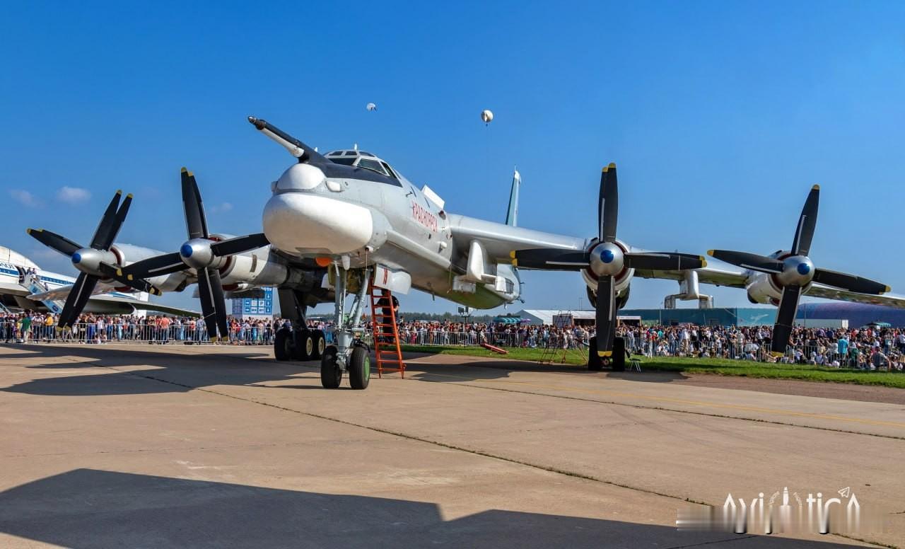 🗓 1952年11月12日，图-95（北约代号：“熊”）首次翱翔蓝天。作为当时