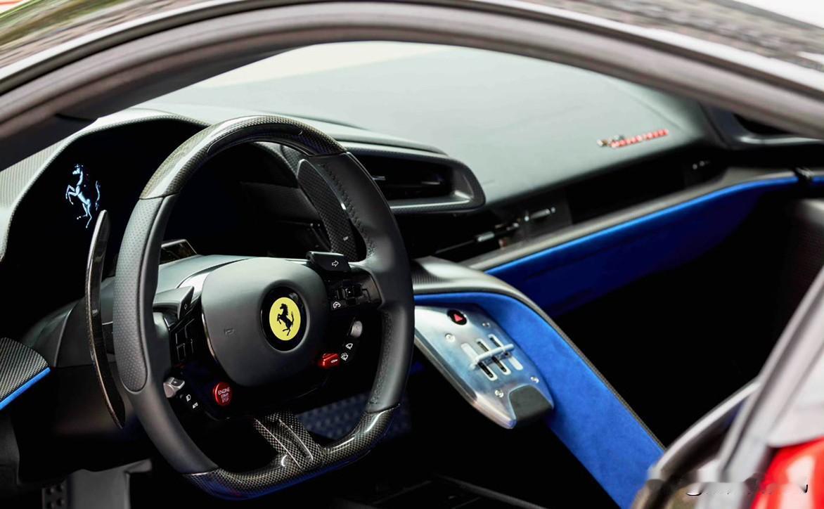 还记得在上赛试SF90 ，当时的感觉就是惊为天人，弯道性能强得不讲道理！

如今