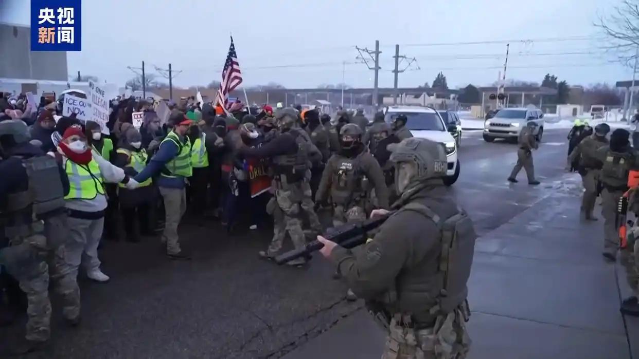 特朗普这次没法收场了，美国街头被击毙的37岁白人女性蕾妮，真是buff叠满，不是