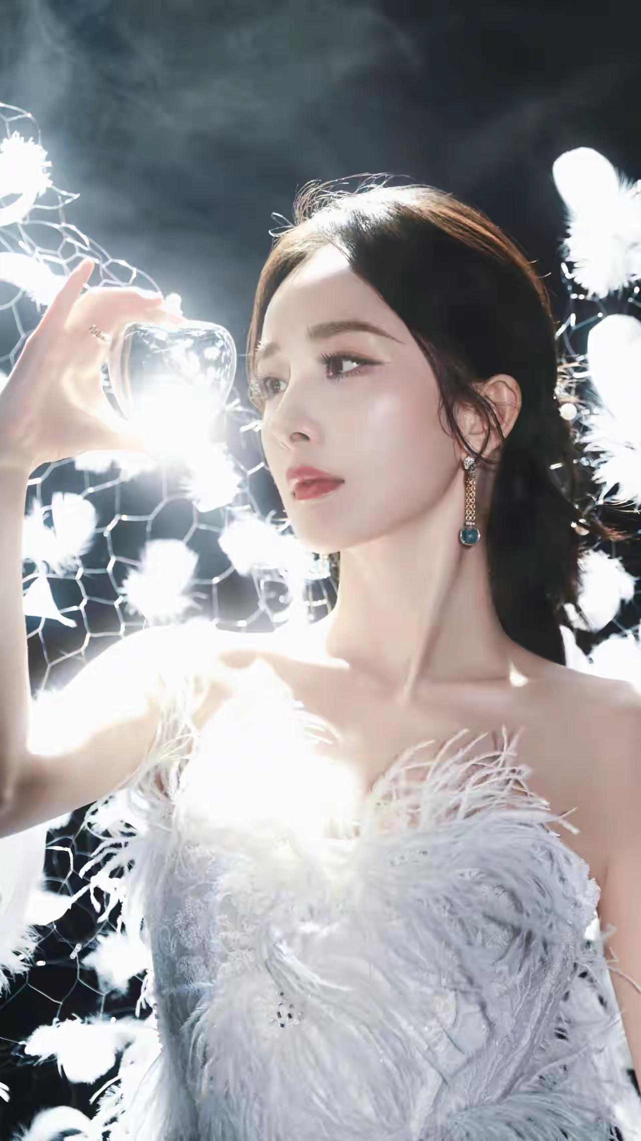 美女壁纸～杨幂，漫起的薄雾揉碎顶光，蓬松白羽缀满裙身，揉造出独一份的温柔浪漫。如