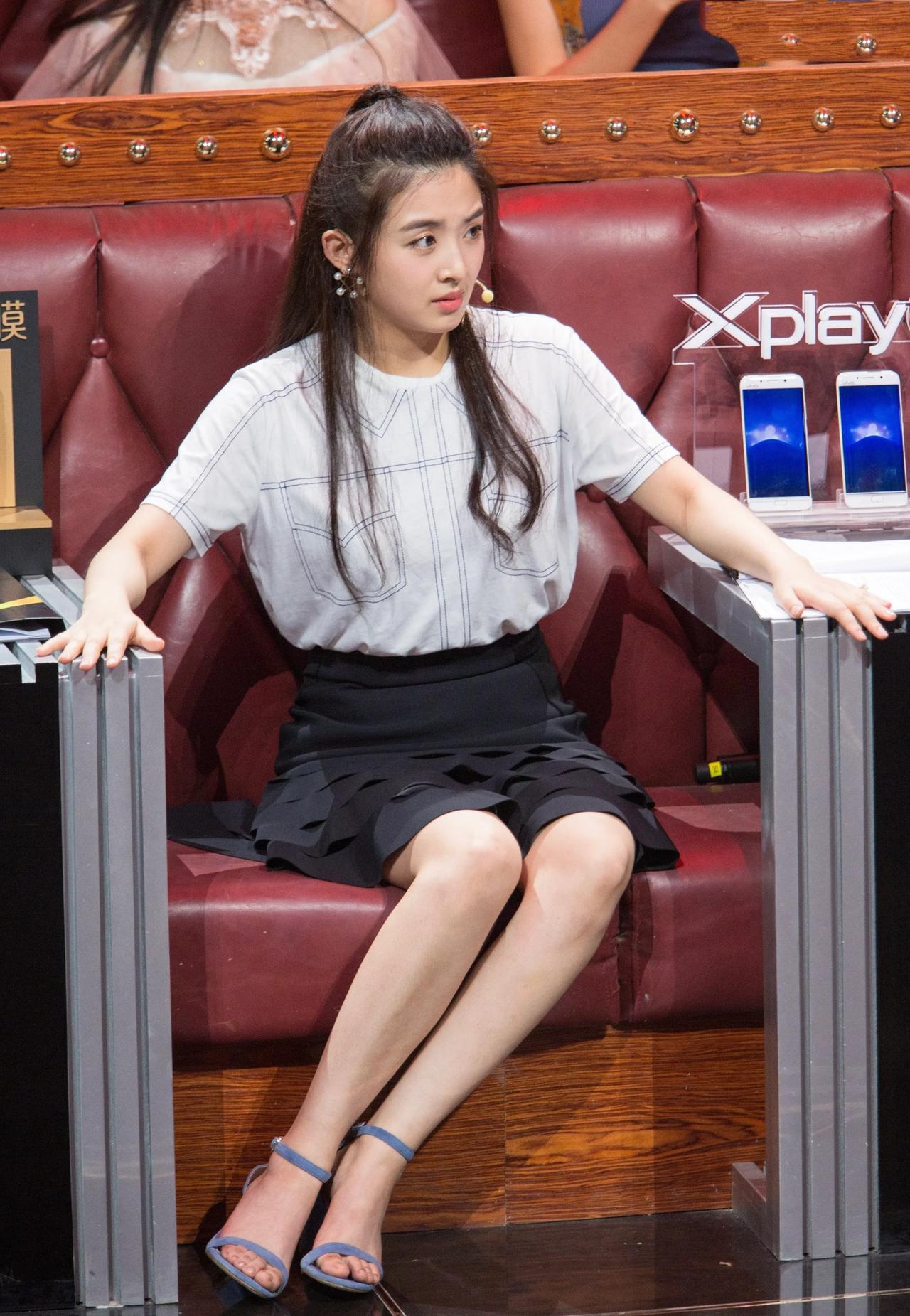 张含韵真的好甜呀，穿白色T恤配黑色高腰短裙，还像个小女生！
还记得张含韵刚出道时