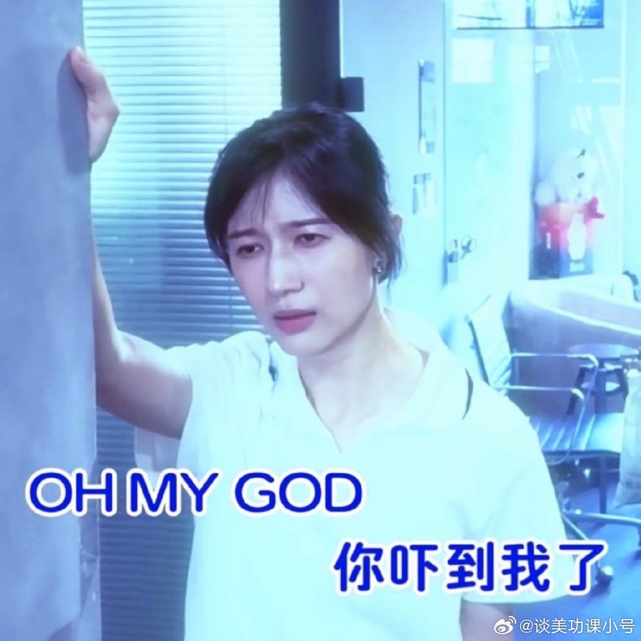 今天出差回上海的高铁抢票抢到了高贵的B座位，现在左边大爷在打呼噜，右边大姐也在打