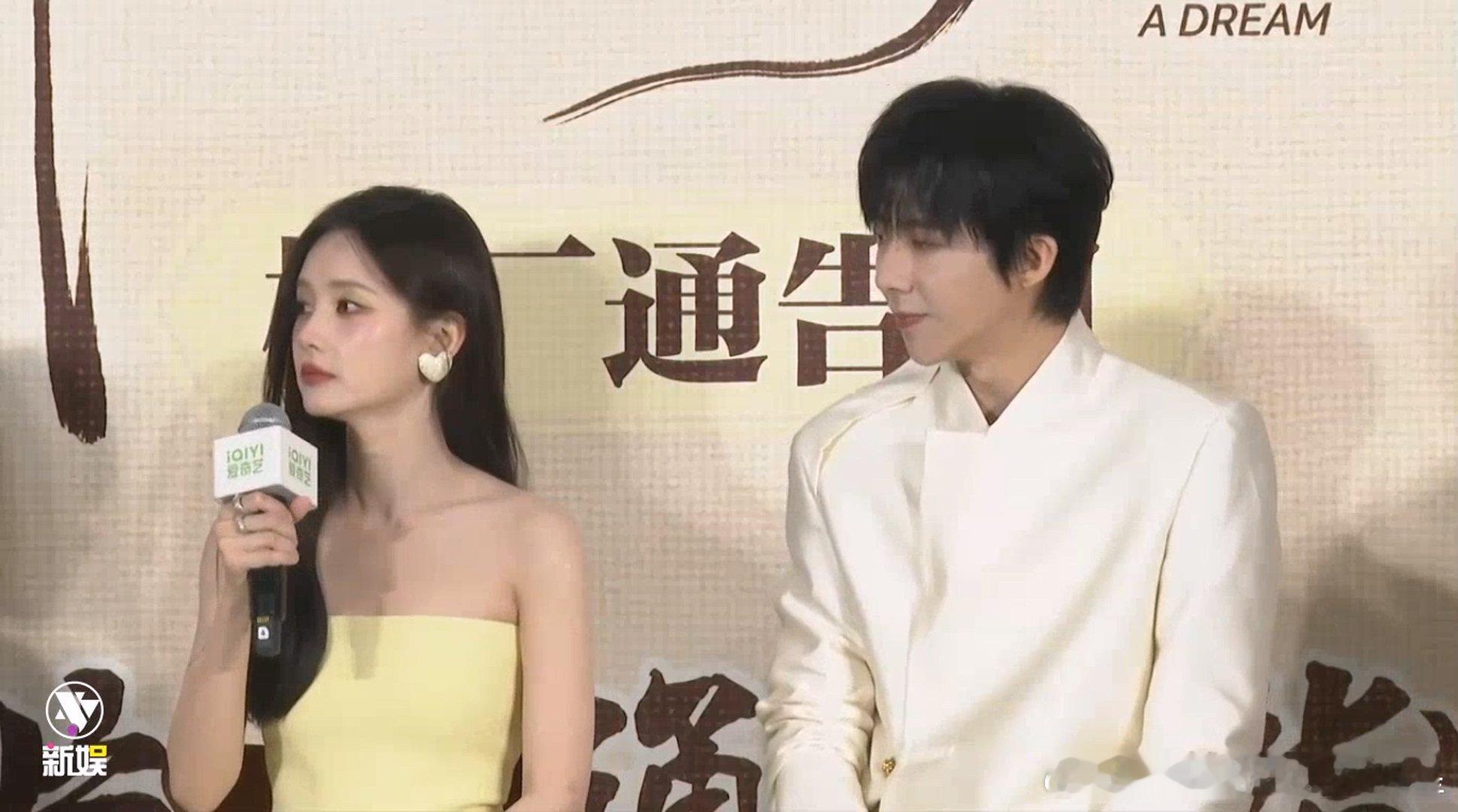 刘宇宁听到李一桐撒娇的反应李一桐对刘宇宁撒娇书卷一梦直播李一桐演绎反差萌，上一秒