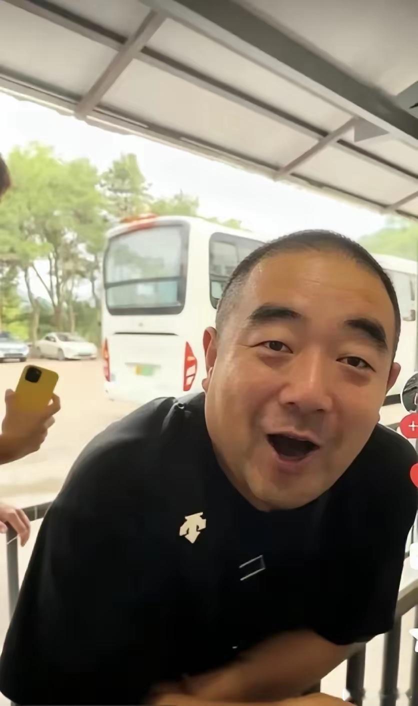 外国游客插队可以，中国游客制止不行，导游换副面孔要多久？慕田峪长城给出的答案：零