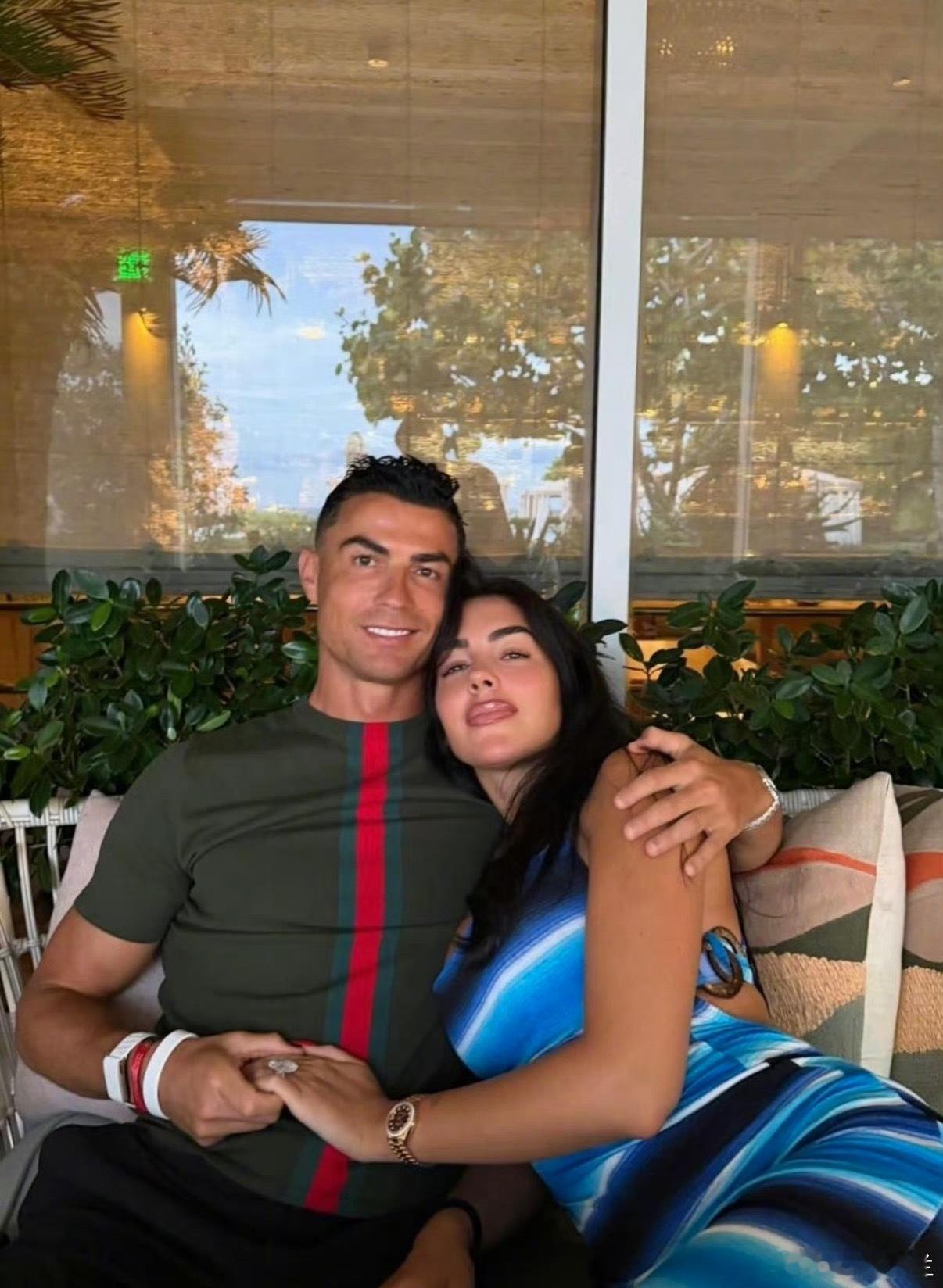 C罗宣布结婚C罗宣布结婚C罗已举行婚礼12日凌晨，C罗在社交媒体晒出与女友乔治娜